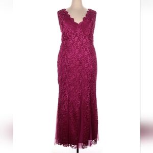 Elegant Sleeveless Lace Evening Dress in Deep Berry